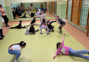 Na zdjęciu uczestnicy zajęć breakingu.