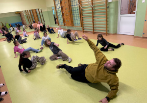 Na zdjęciu uczestnicy zajęć breakingu.