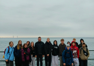 Na zdjęciu uczniowie klasy 7b wraz z wychowawcą, p. Kamilem Dyjankiewiczem podczas spaceru w Malmo.