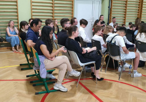 Na zdjęciu uczestnicy oraz goście podczas uroczystości podsumowania IV Dyktanda z Języka Polskiego dla Obcokrajowców "Przodownik ortografii".