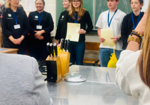 Na zdjęciu finaliści i laureatka konkursu w Zespole Szkół Gastronomicznych.