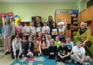 Na zdjęciu wszyscy uczestnicy konkursu uczniowie klas I-III i nauczyciele.