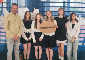 Na zdjęciu p. Kamil Dyjankiewicz wraz z uczennicami klasy 7b.