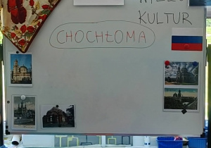 Zdjęcie przedstawiające tablicę, nawiązującą do kultury rosyjskiej.