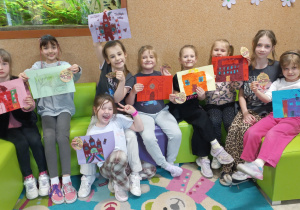 Na zdjęciu uczniowie wraz z pracami plastycznymi.