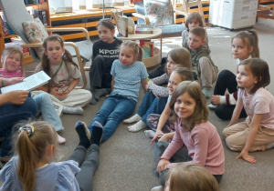 Na zdjęciu uczniowie podczas zajęć w bibliotece rejonowej.