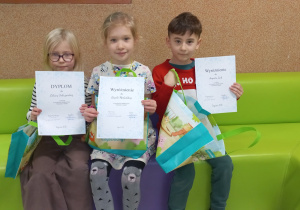 Na zdjęciu uczniowie wraz z dyplomami za udział w konkursie.