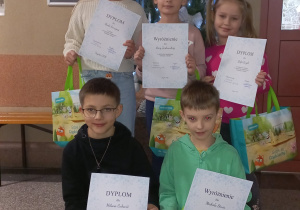 Na zdjęciu uczniowie wraz z dyplomami.