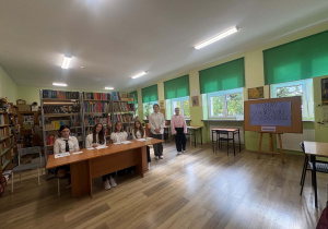 Na zdjęciu komisja wyborcza w oczekiwaniu na głosujących uczniów.
