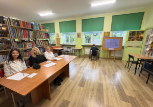 Na zdjęciu lokal wyborczy wraz z uczennicami klas ósmych.