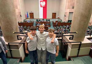 Na zdjęciu uczniowie, którzy stoją na balkonie sali plenarnej RP.