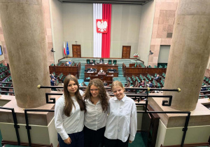 Na zdjęciu uczennice, które stoją na balkonie sali plenarnej RP.