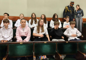 Na zdjęciu uczniowie, którzy siedzą na balkonie sali plenarnej Sejmu RP.