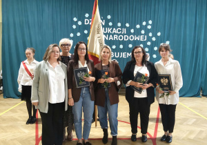 Na zdjęciu p. Dyrektor, Wicedyrektor wraz z nagrodzonymi nauczycielami Nagrodą Dyrektora.