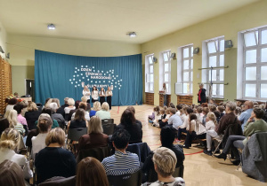 Na zdjęciu uczniowie wraz z nauczycielami podczas uroczystości.