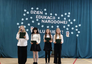 Na zdjęciu Samorząd Uczniowski, który prowadzi uroczystość.