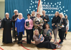 Na zdjęciu p. Dyrektor, Wicedyrektor wraz z nagrodzonymi nauczycielami Nagrodą Dyrektora.