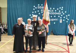 Na zdjęciu p. Dyrektor, Wicedyrektor wraz z emerytowanymi paniami woźnymi.