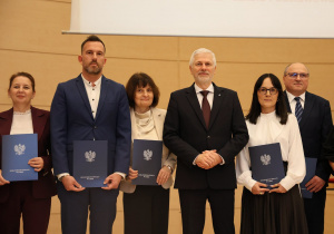 Na zdjęciu p. Kamil Dyjankiewicz wraz z nagrodzonymi nauczycielami oraz Łódzkim Kuratorem Oświaty.