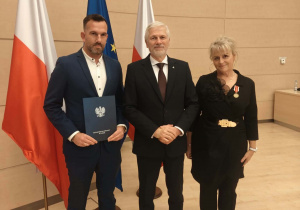 Na zdjęciu p. Violetta Chmielewska i p. Kamil Dyjankiewicz wraz z Łódzkim Kuratorem Oświaty.