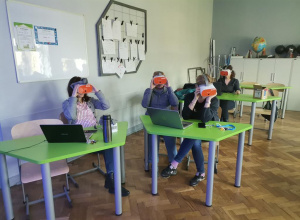 Nauczyciele szkolą się z obsługi okularów 3D