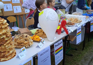 Stoisko z jedzeniem. Na stole potrawy.