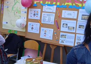 Tablica korkowa z informacjami na temat kuchni regiou z Podlasia.