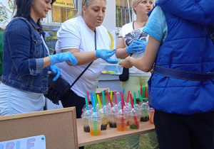 Uczestnik Pikniku rodzinnego kupuje potrawy przy stoisku z jedzeniem.