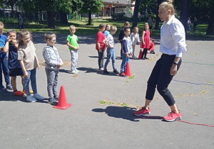 Uczestnicy Pikniku rodzinnego biorą udział w zabawach sportowych.