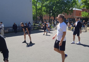 Uczestnicy Pikniku rodzinnego grają w piłkę siatkową.